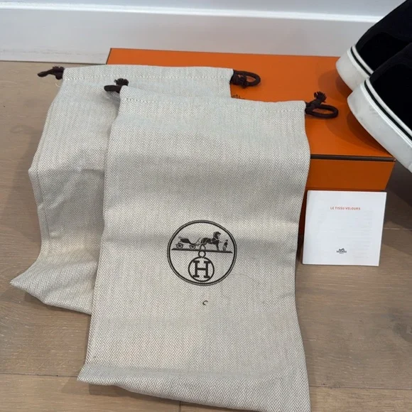 HERMÈS Black Velvet Sneakers w/ Wings 38.5 excellent condition, 
Worn 2x - Picture 5 of 10